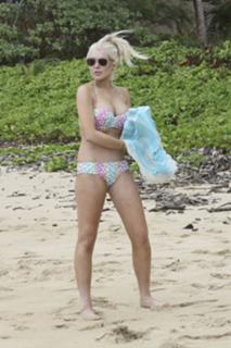 Lindsay Lohan feet photo thumbnail