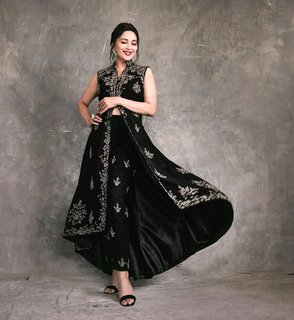 Madhuri Dixit feet photo thumbnail