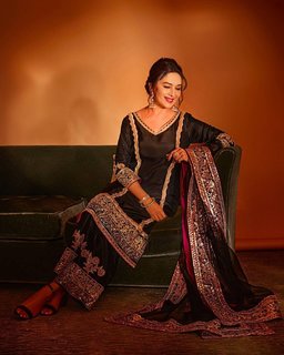 Madhuri Dixit feet photo thumbnail
