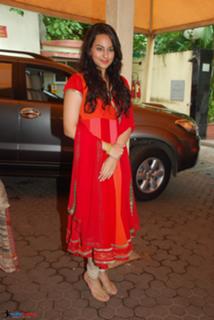 Sonakshi Sinha feet photo thumbnail