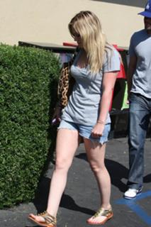 Hilary Duff feet photo thumbnail