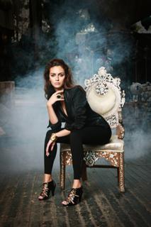 Birce Akalay feet photo 1