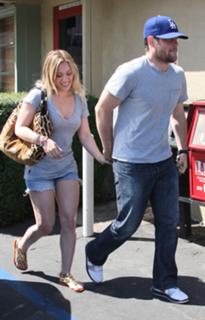 Hilary Duff feet photo thumbnail