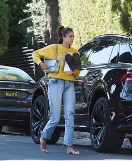 Taylor Hill feet photo thumbnail