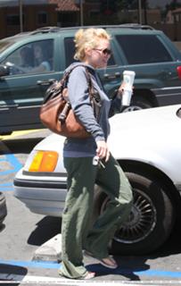 Hilary Duff feet photo thumbnail