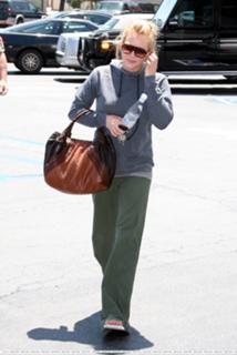 Hilary Duff feet photo thumbnail
