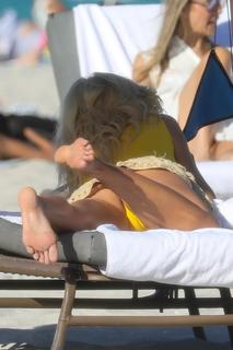 Victoria Silvstedt feet photo thumbnail