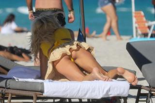 Victoria Silvstedt feet photo thumbnail