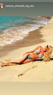 Victoria Silvstedt feet photo thumbnail