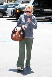 Hilary Duff feet photo thumbnail