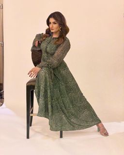 Raveena Tandon feet photo thumbnail