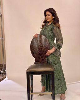 Raveena Tandon feet photo thumbnail