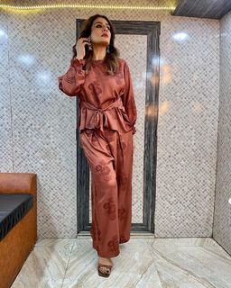 Raveena Tandon feet photo thumbnail