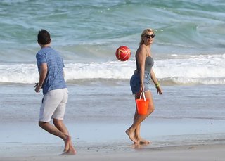 Holly Willoughby feet photo thumbnail