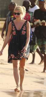 Holly Willoughby feet photo thumbnail