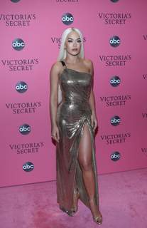 Rita Ora feet photo thumbnail