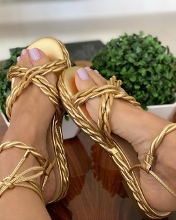 Cláudia Citroni feet photo thumbnail