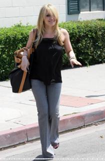 Hilary Duff feet photo thumbnail