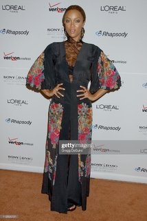 Tyra Banks feet photo thumbnail