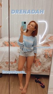 Larissa Manoela feet photo thumbnail