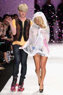 Pamela Anderson feet photo thumbnail