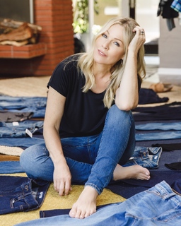 Jennie Garth feet photo thumbnail