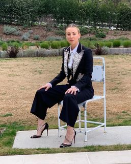 Kaley Cuoco feet photo thumbnail
