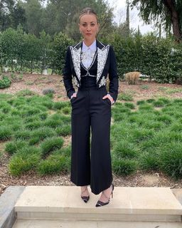 Kaley Cuoco feet photo thumbnail