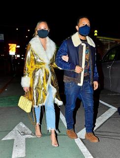 Chrissy Teigen feet photo thumbnail