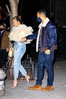 Chrissy Teigen feet photo thumbnail