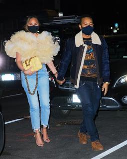 Chrissy Teigen feet photo thumbnail