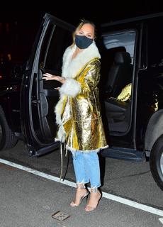 Chrissy Teigen feet photo thumbnail