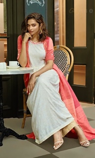 Deepika Padukone feet photo thumbnail