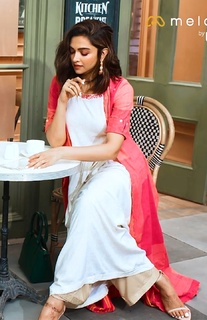 Deepika Padukone feet photo thumbnail