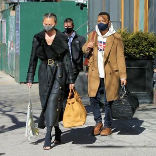 Chrissy Teigen feet photo thumbnail