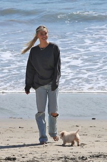 Alexis Ren feet photo thumbnail