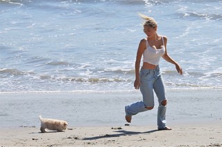 Alexis Ren feet photo thumbnail