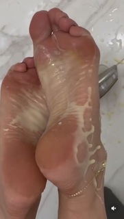 Alaine Crissiê feet photo thumbnail