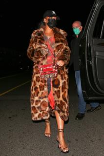 Rihanna feet photo thumbnail