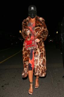 Rihanna feet photo thumbnail