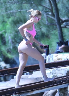 Rita Ora feet photo thumbnail