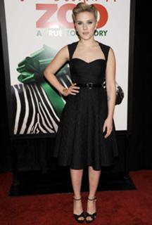 Scarlett Johansson feet photo thumbnail