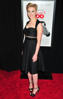 Scarlett Johansson feet photo thumbnail