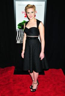 Scarlett Johansson feet photo thumbnail
