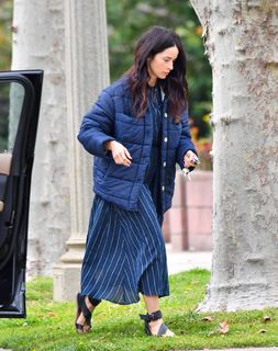 Abigail Spencer feet photo thumbnail