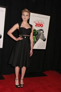 Scarlett Johansson feet photo thumbnail