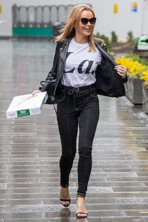 Amanda Holden feet photo thumbnail