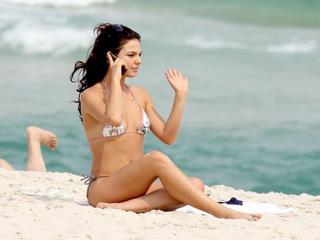 Isis Valverde feet photo thumbnail
