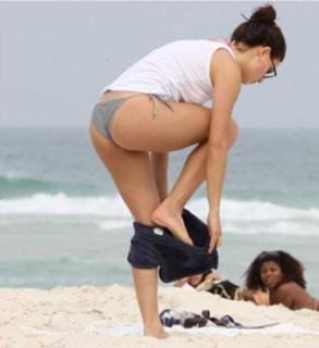 Isis Valverde feet photo thumbnail