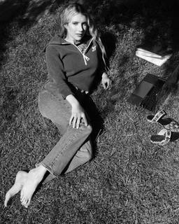 Emma Roberts feet photo thumbnail